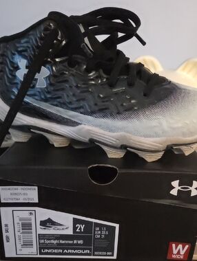Under Armour Boys Black & White Football Cleats, SIZE 2Y WIDE